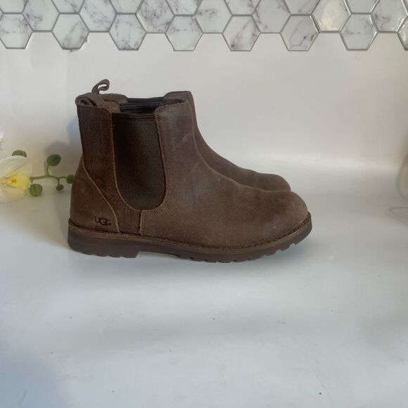 UGG Leather Chelsea Boots - Picture 1 of 8